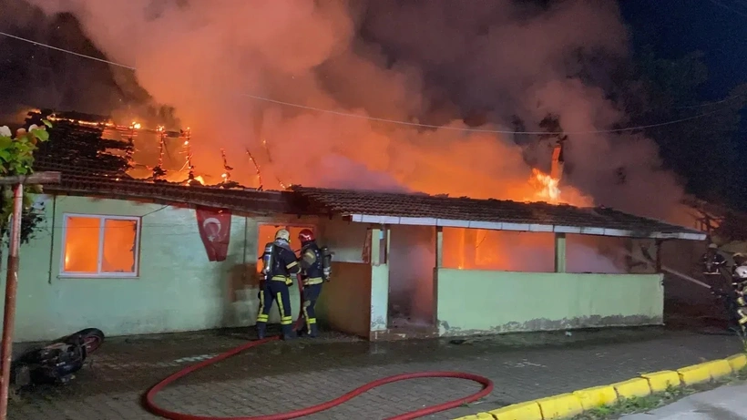 Alkolün etkisindeki adam, annesiyle içinde bulunduğu evi ateşe verdi