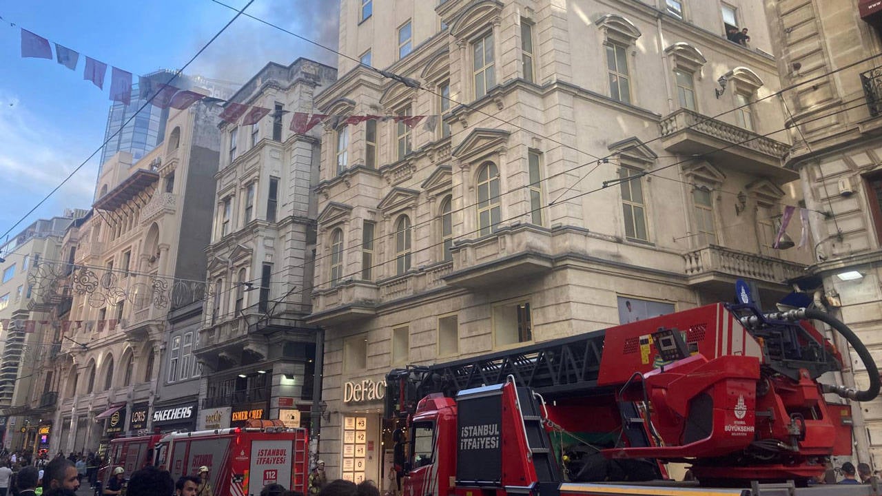 Yangın söndürüldü: İstiklal Caddesi yeniden açıldı