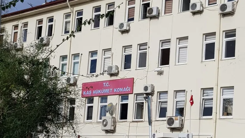 Adliyede başsavcı ile avukat arasında 'makam tuvaleti' kavgası: Polis zoruyla çıkarttılar