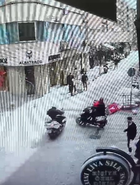 Şişli'de iki motosikletin çarpıştığı kaza kamerada