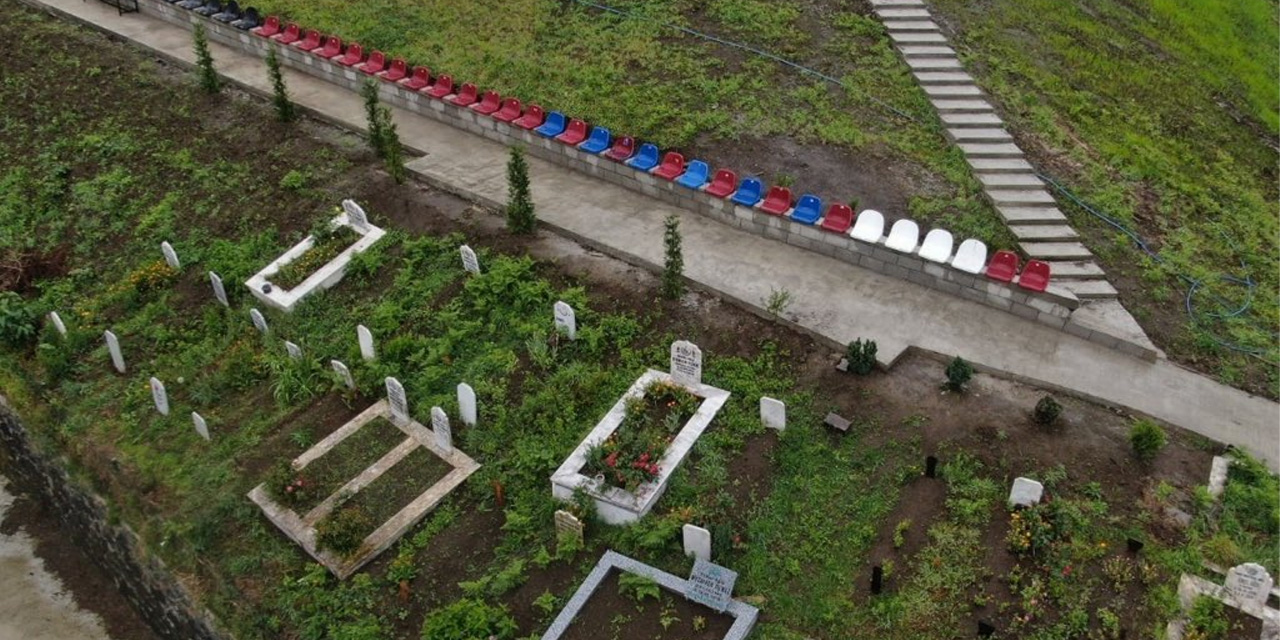 Trabzon'da mezarlığa gelen vatandaşlar için tribün koltukları yerleştirildi