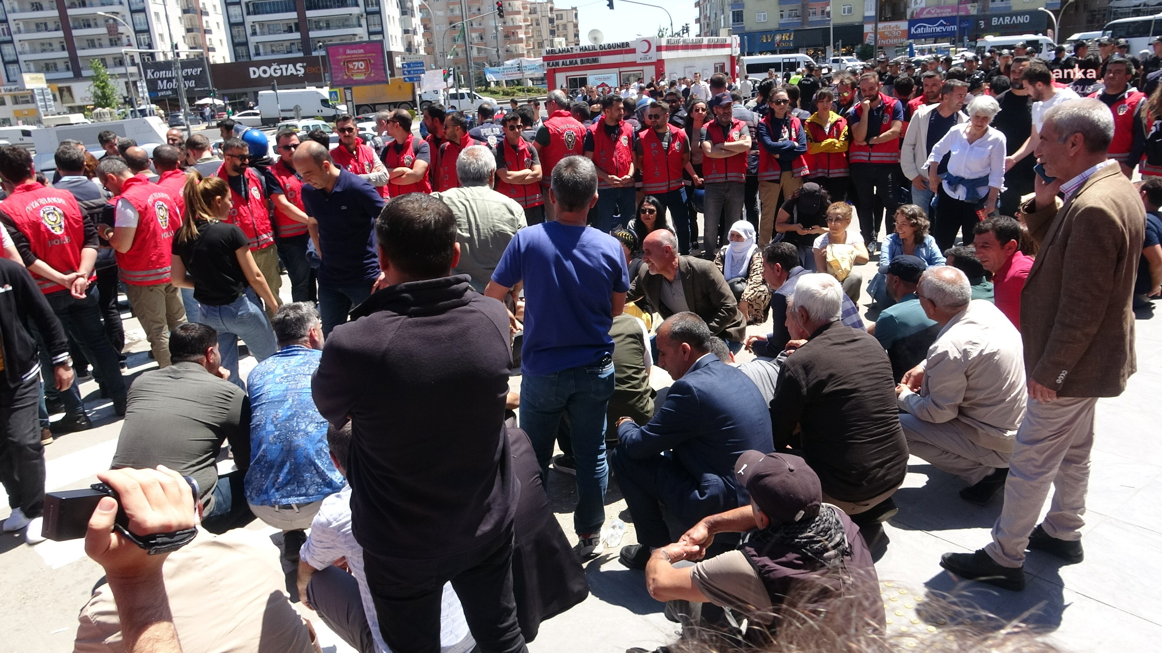 Diyarbakır’da “Kobane” açıklaması polis ablukasında gerçekleşti