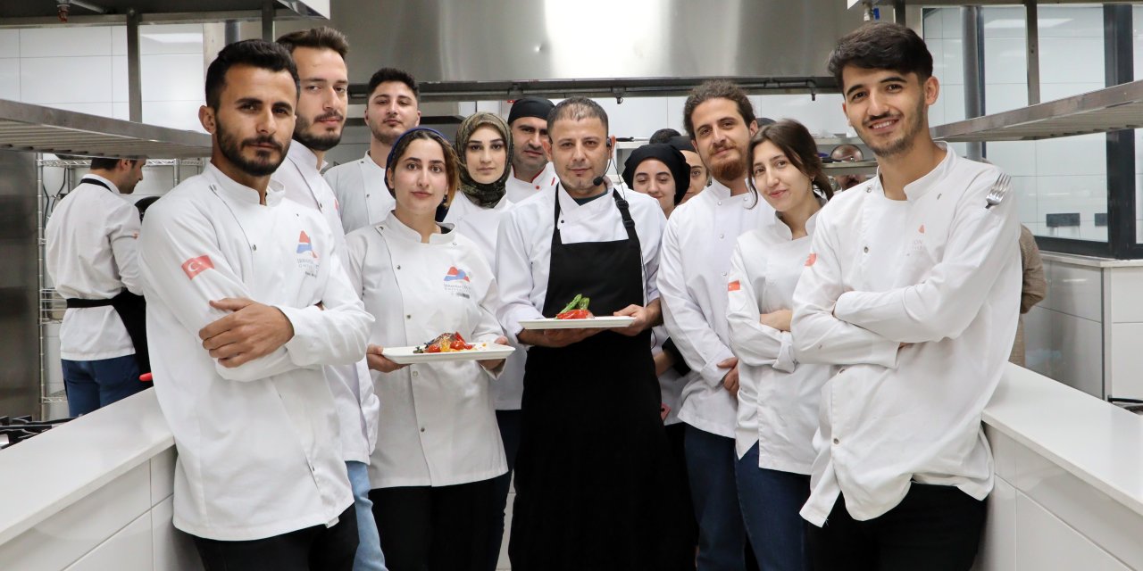 Ağrı İbrahim Çeçen Üniversitesi gastronomi öğrencilerine kıdemli şeften uygulamalı eğitim