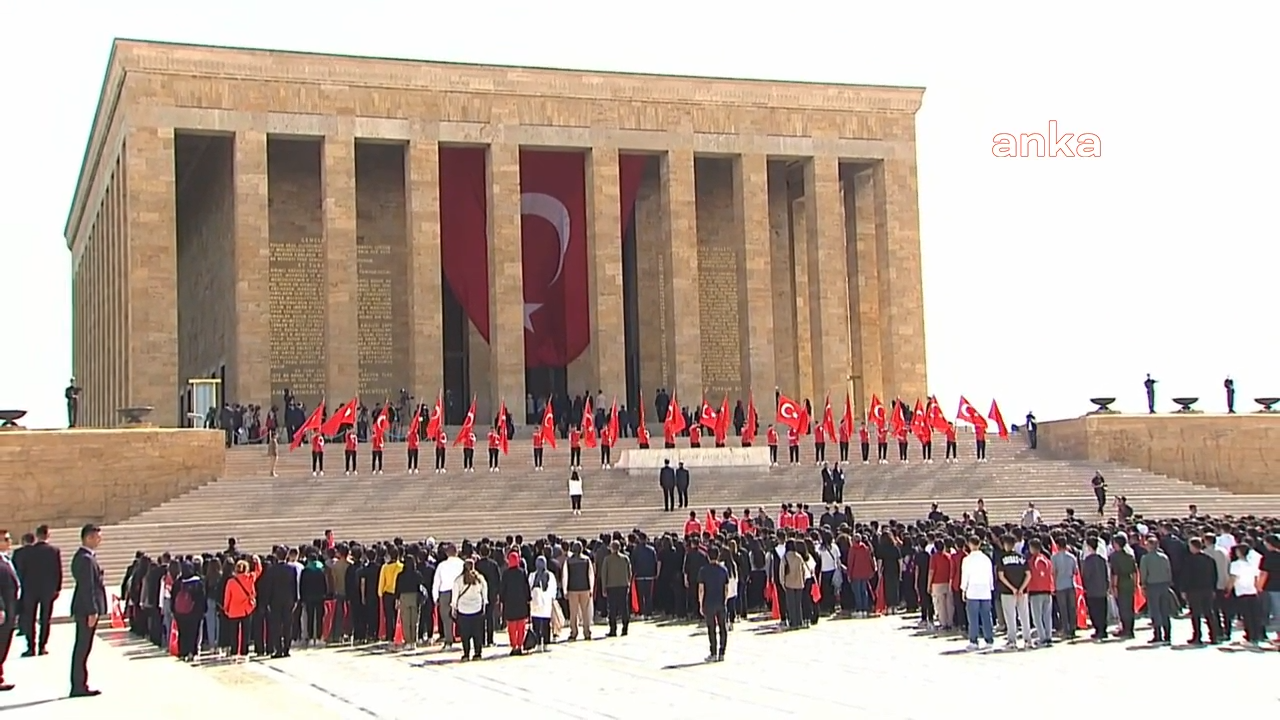 Bakan Bak, gençlerle Atatürk'ün huzuruna çıktı