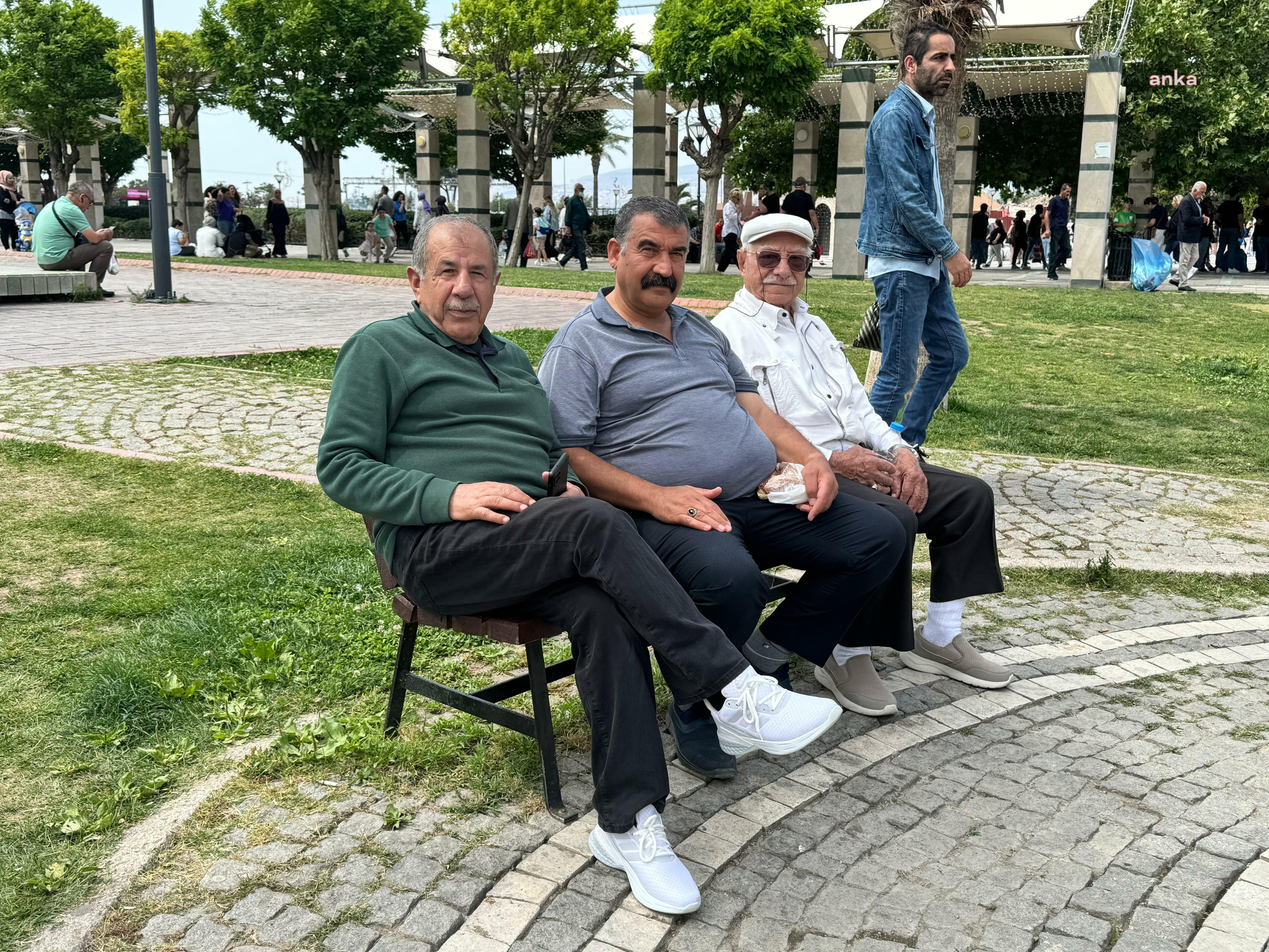 İzmir’de emekliler, bakan Işıkhan’a tepki gösterdi: Emeklilerle dalga geçmiş