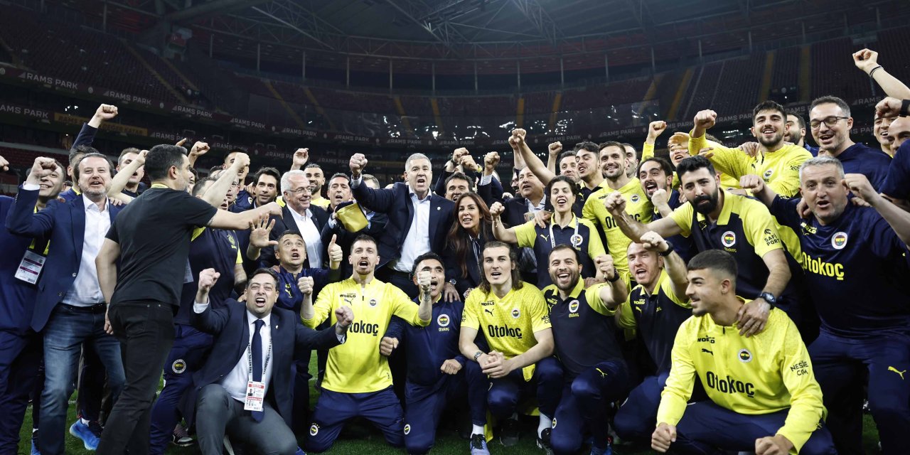 Fenerbahçeli futbolcular bayrak açtı, kavga çıktı