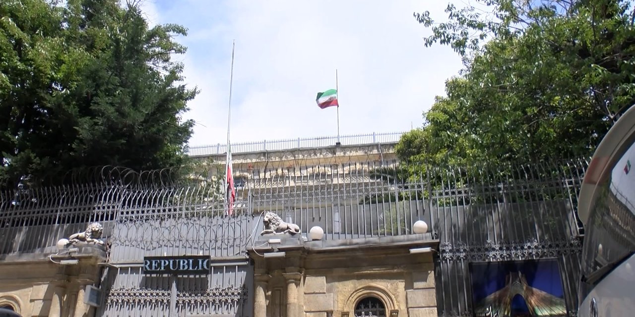İran İstanbul Başkonsolosluğu'nda bayraklar yarıya indi