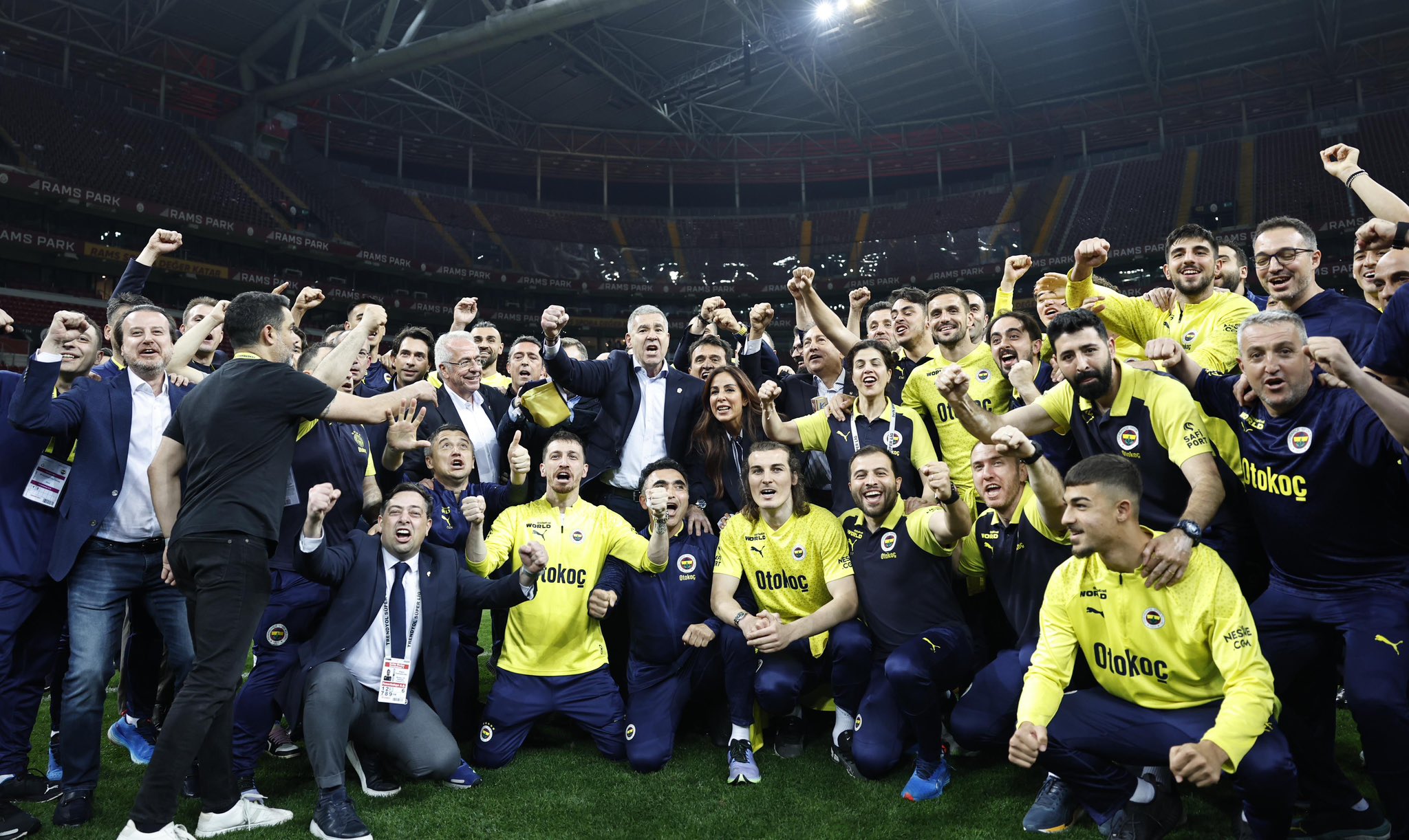 Dursun Özbek'in konuştuğu sırada Fenerbahçe'den paylaşım!