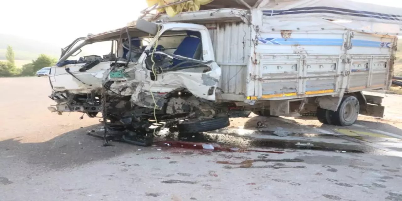 Yolcu otobüsü ile kamyonet çarpıştı: Çok sayıda yaralı ve ölü var