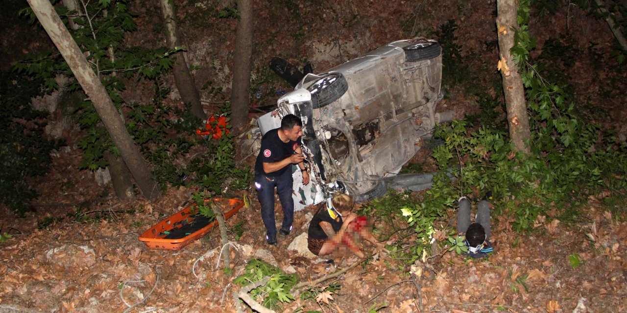 Trafik polisinden kaçarken uçurumdan yuvarlandılar