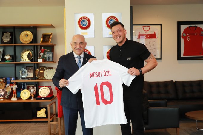 Mesut Özil'den Mehmet Büyükekşi'ye EURO 2024 öncesi şans dileği