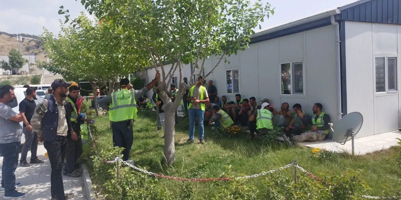 Aydın-Denizli otoyol inşaatında işçiler kendi yaptıkları köprüye çıktılar