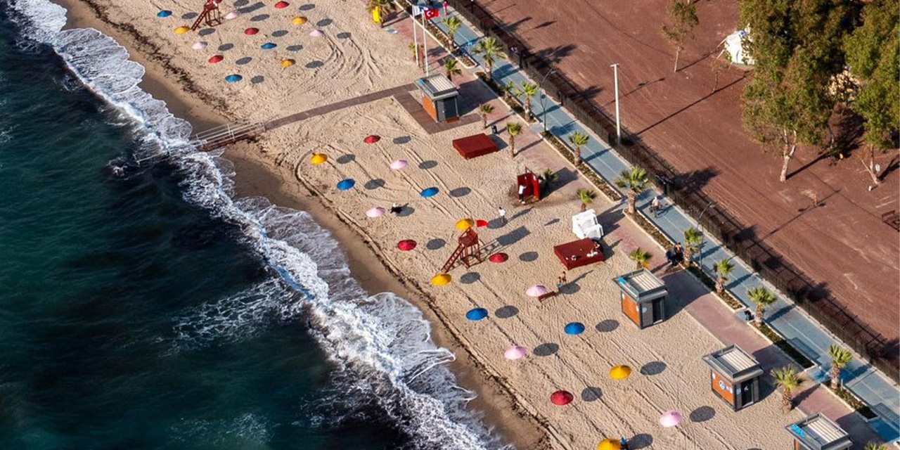 Aydın halk plajlarındaki şezlong ve şemsiyeler ücretsiz oldu