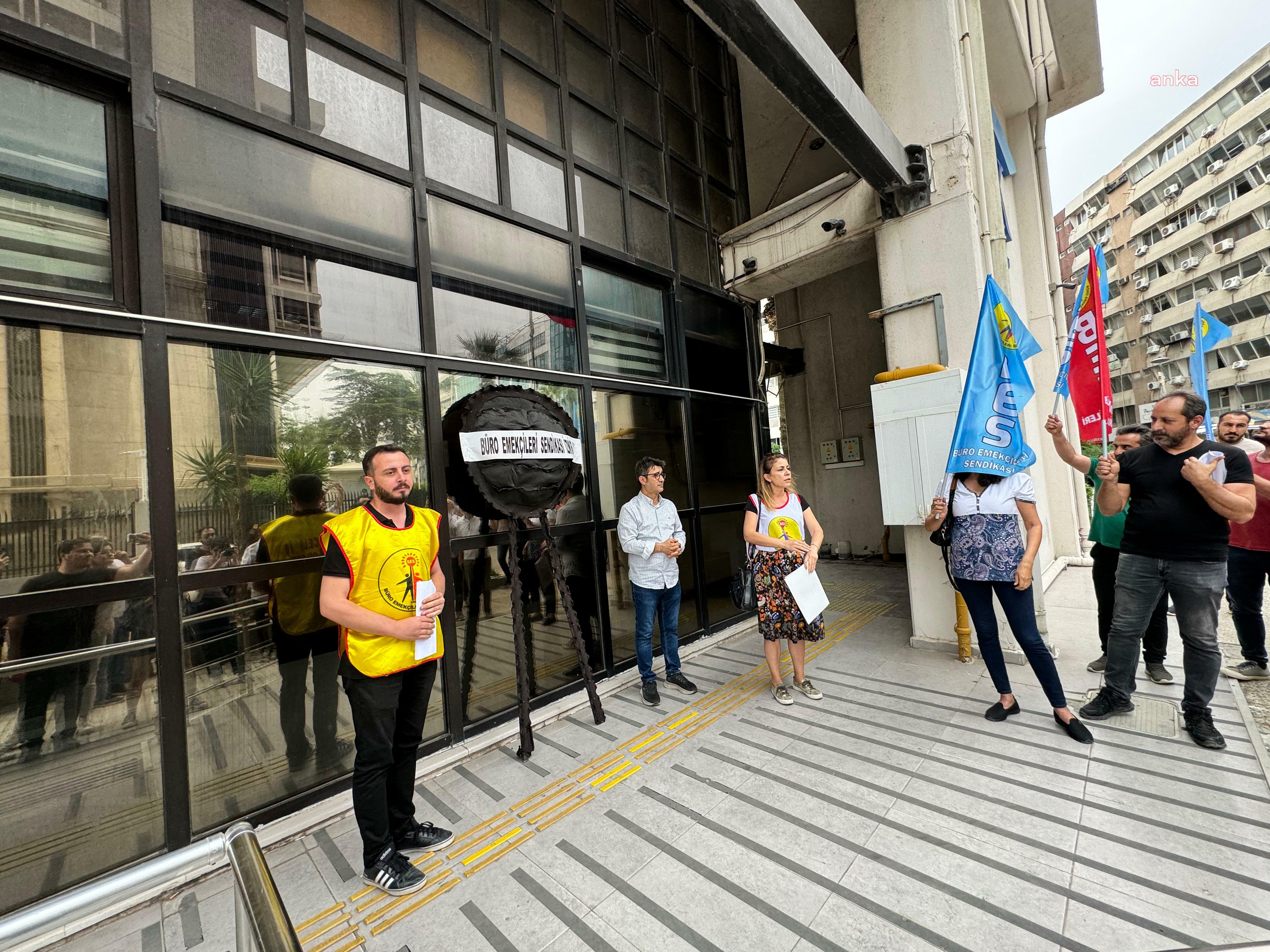 İzmir’de büro emekçileri SGK önüne siyah çelenk bıraktı