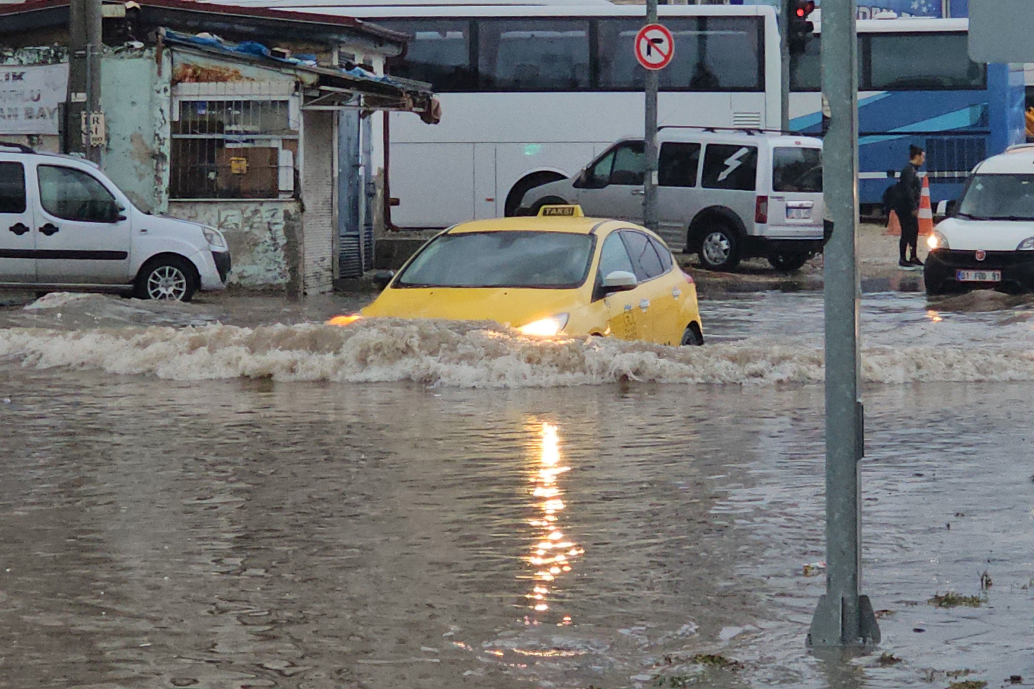 Meteoroloji'den 15 il için sarı kod alarmı, üç bölgeye de sağanak yağış uyarısı