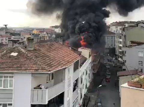 Gaziosmanpaşa'da yangın: Binanın çatısı alev alev yandı