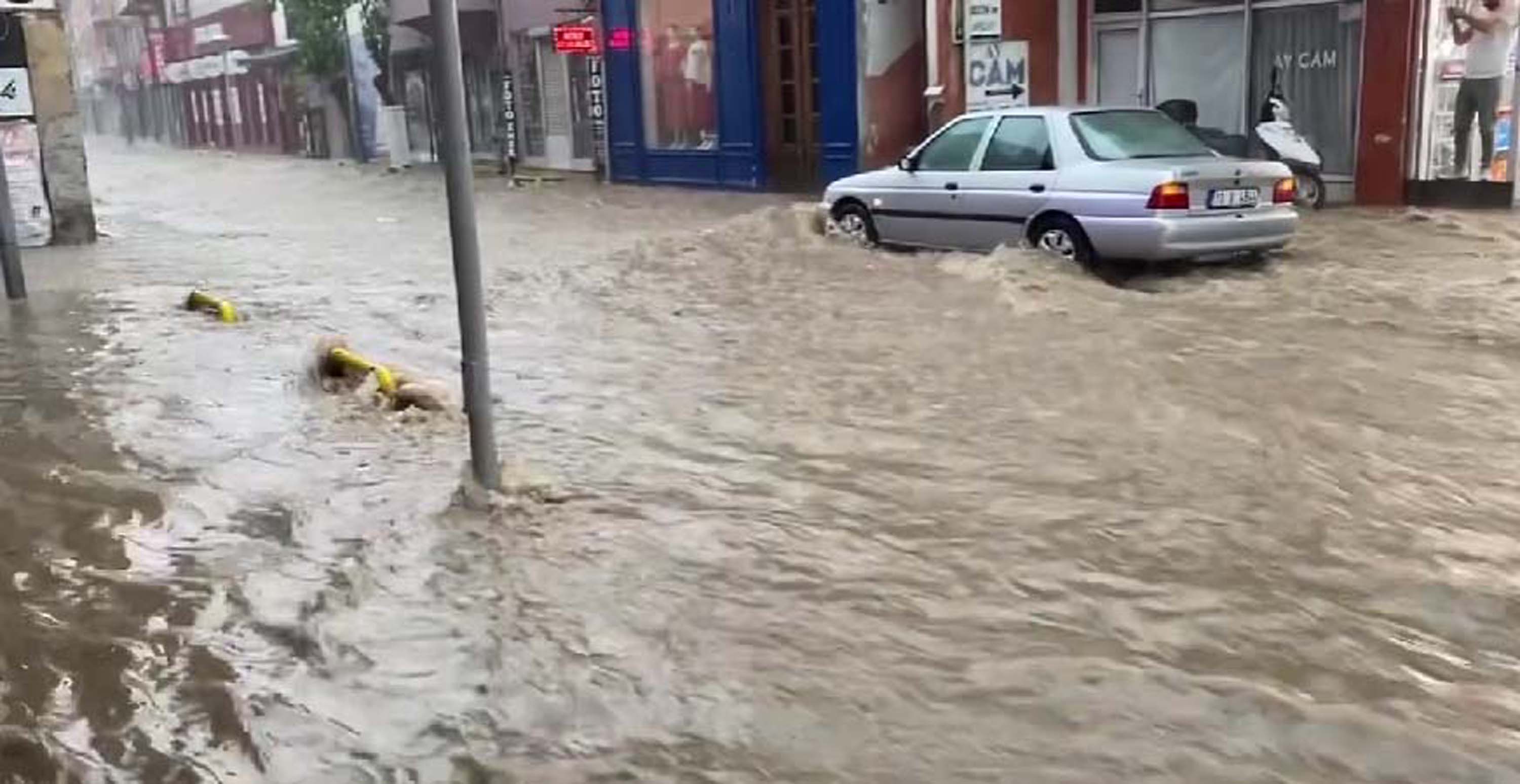 Balıkesir'de sağanak; yollar göle döndü