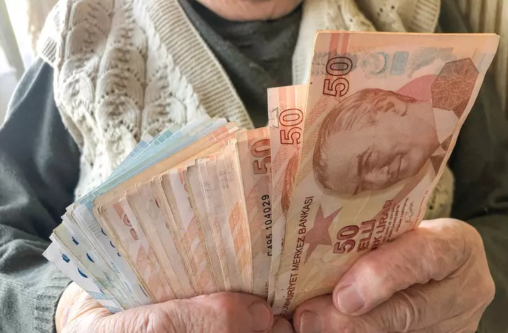 Emekli dört gözle bekliyor: Emekliye bayram ikramiyesi ve maaşları toplu halde mi yatacak?