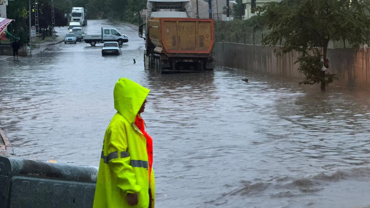 Meteoroloji'den 16 il için sarı, 1 il için turuncu kodlu uyarı: Kuvvetli sağanak yolda