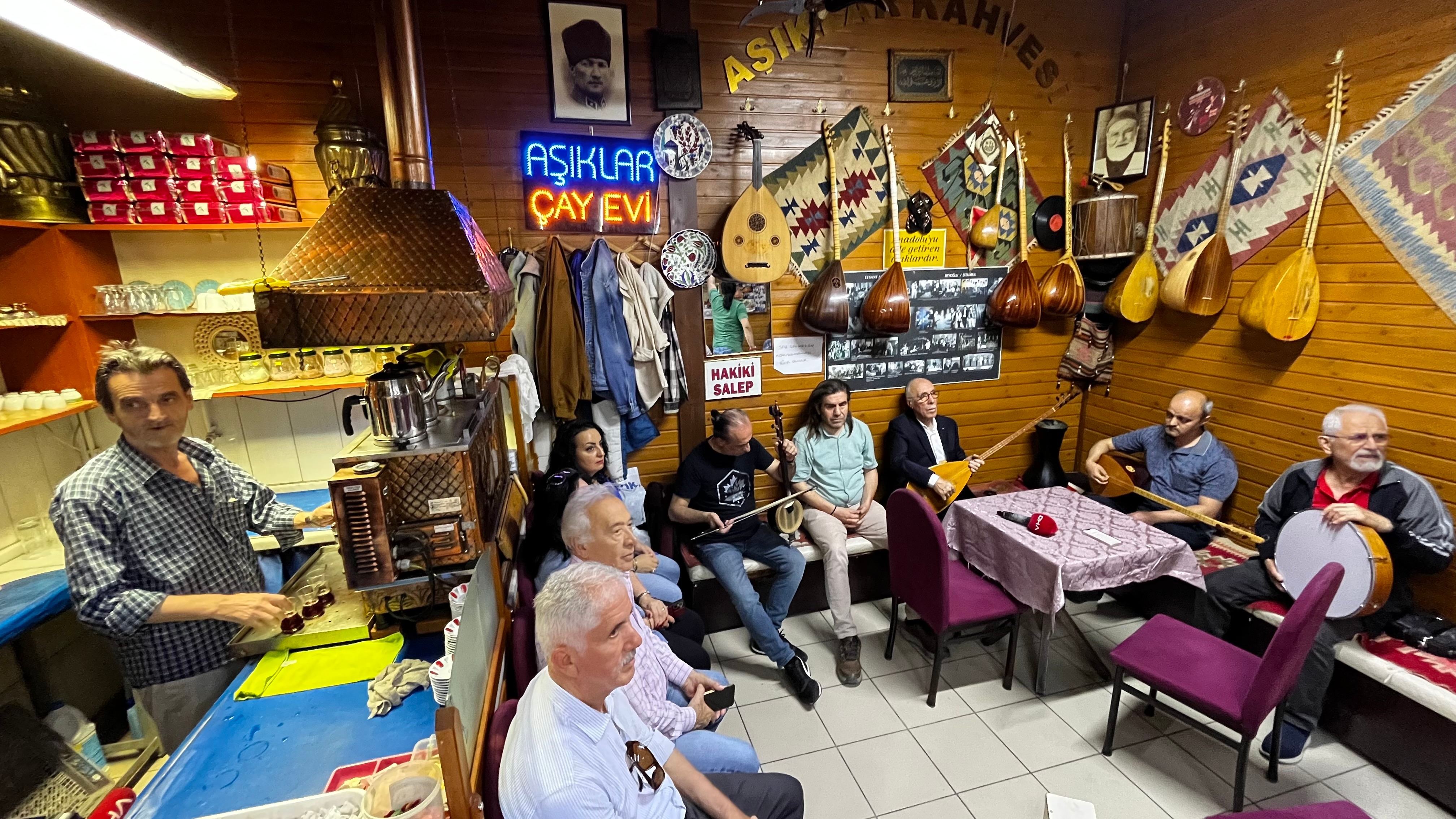 Okey oynamak, konuşmak yasak: Aşıklar Kahvehanesi'nde sadece türküler konuşur