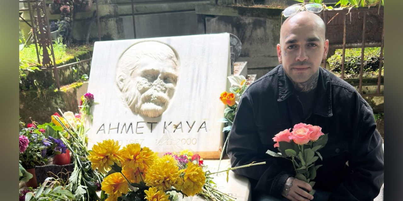 Rapçi Ezhel, Ahmet Kaya'nın Paris'te yer alan mezarını ziyaret etti