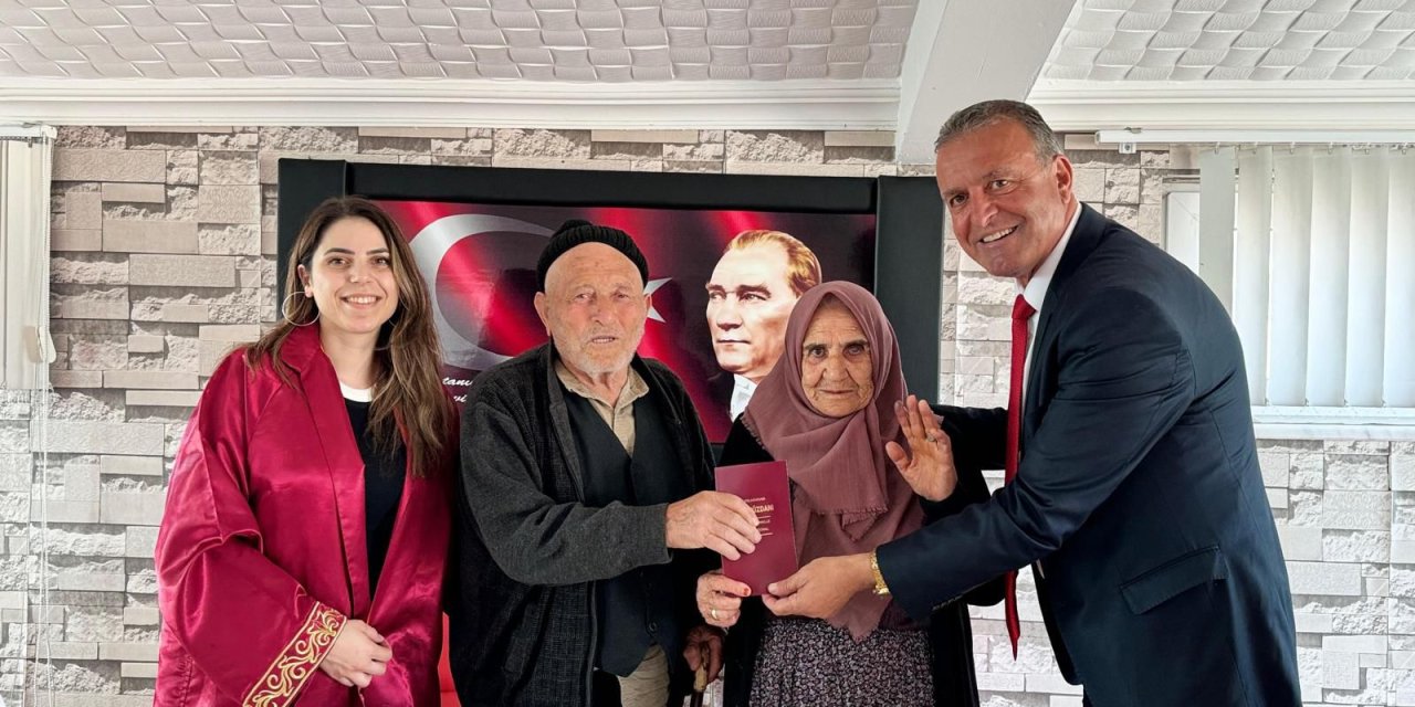 60 yıl birliktelikte mutlu son: 8 çocuk 20 torun sahibi çift evlendi