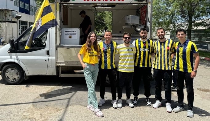 Üniversite öğrencileri Fenerbahçe’nin şampiyonluğu için lokma döktürdü