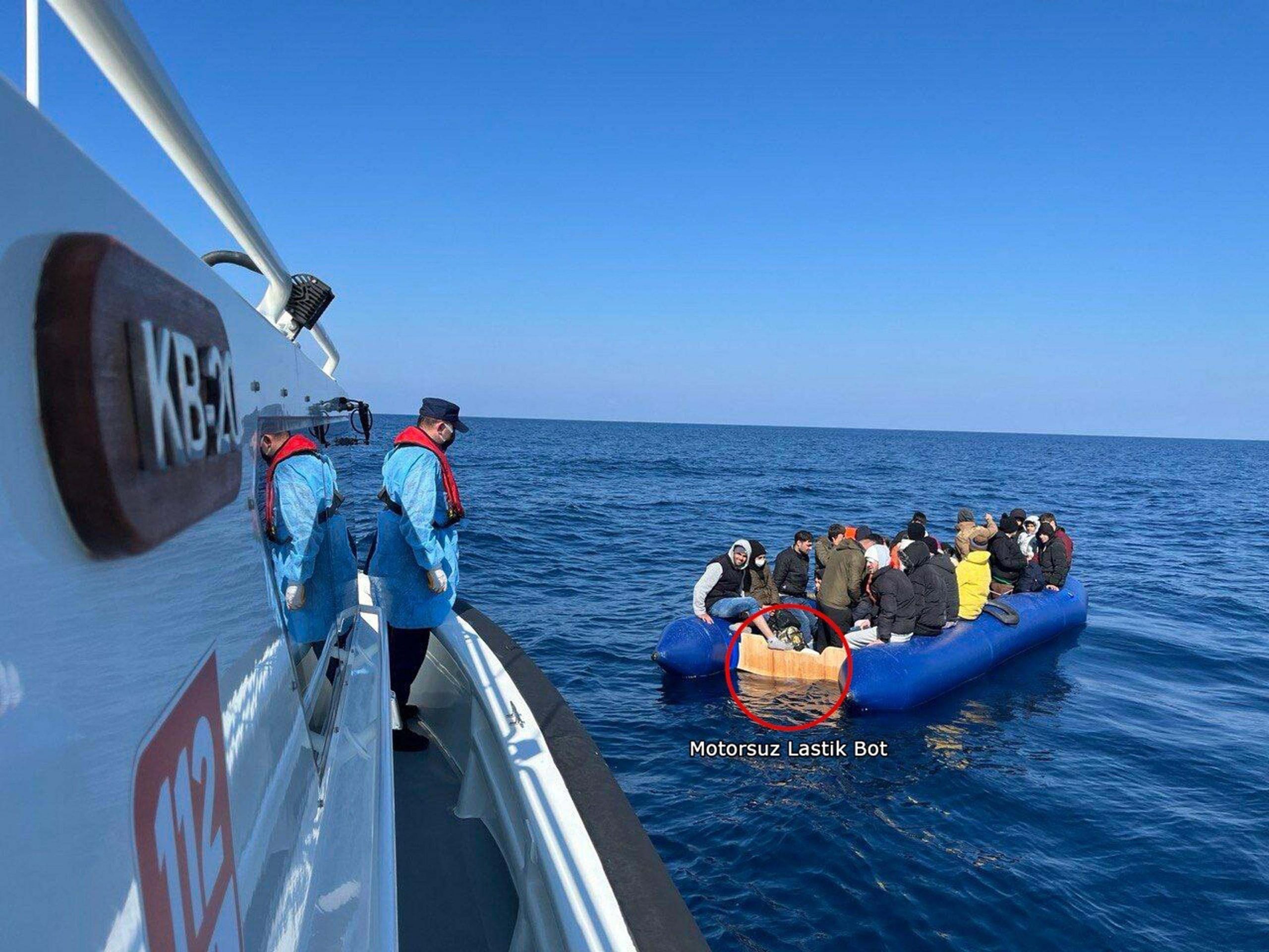 Yunanistan'ın geri ittiği lastik bottaki 17'si çocuk 40 göçmen kurtarıldı