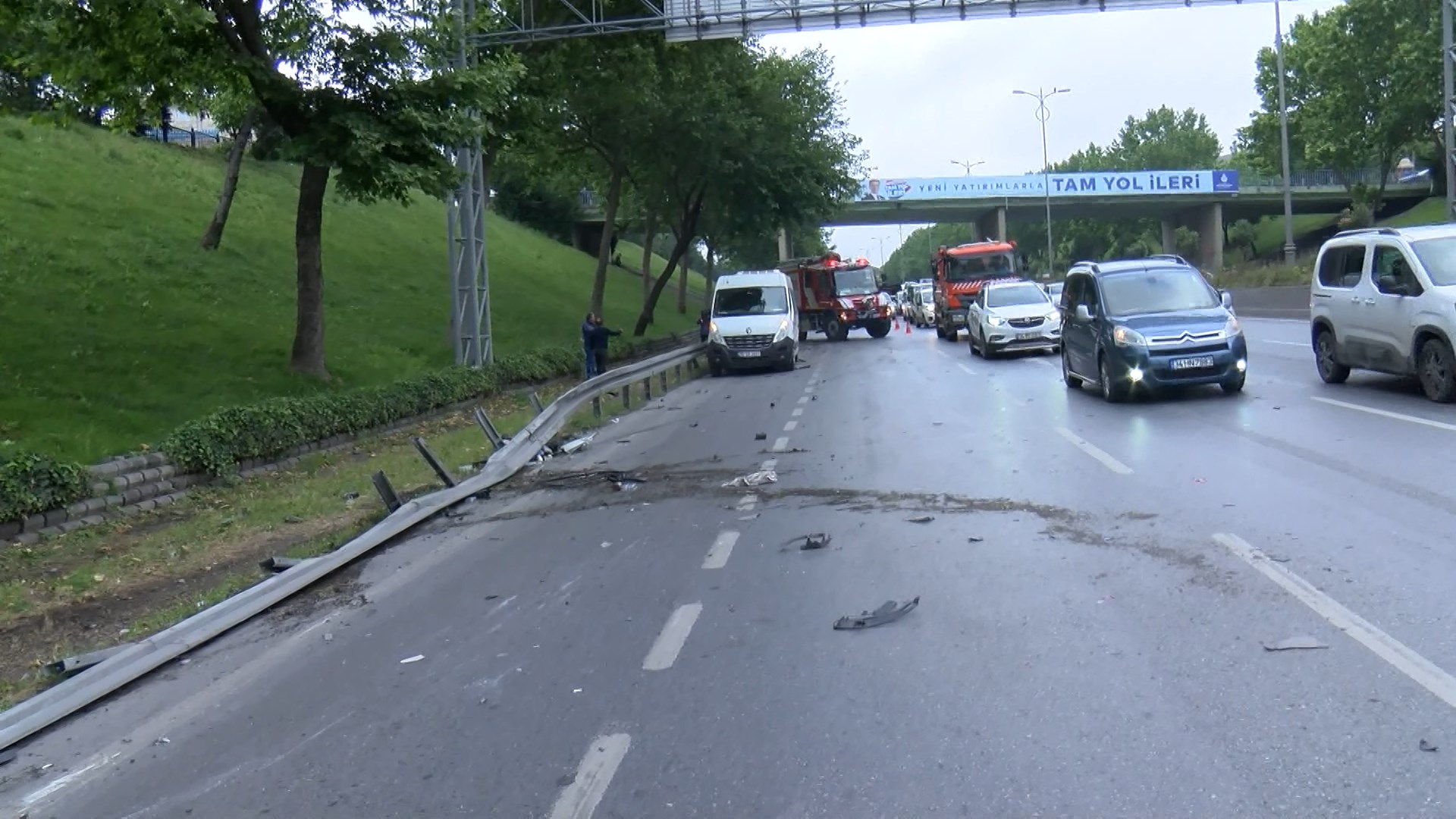 Bağcılar'da işçi servisi kaza yaptı: 5 yaralı var