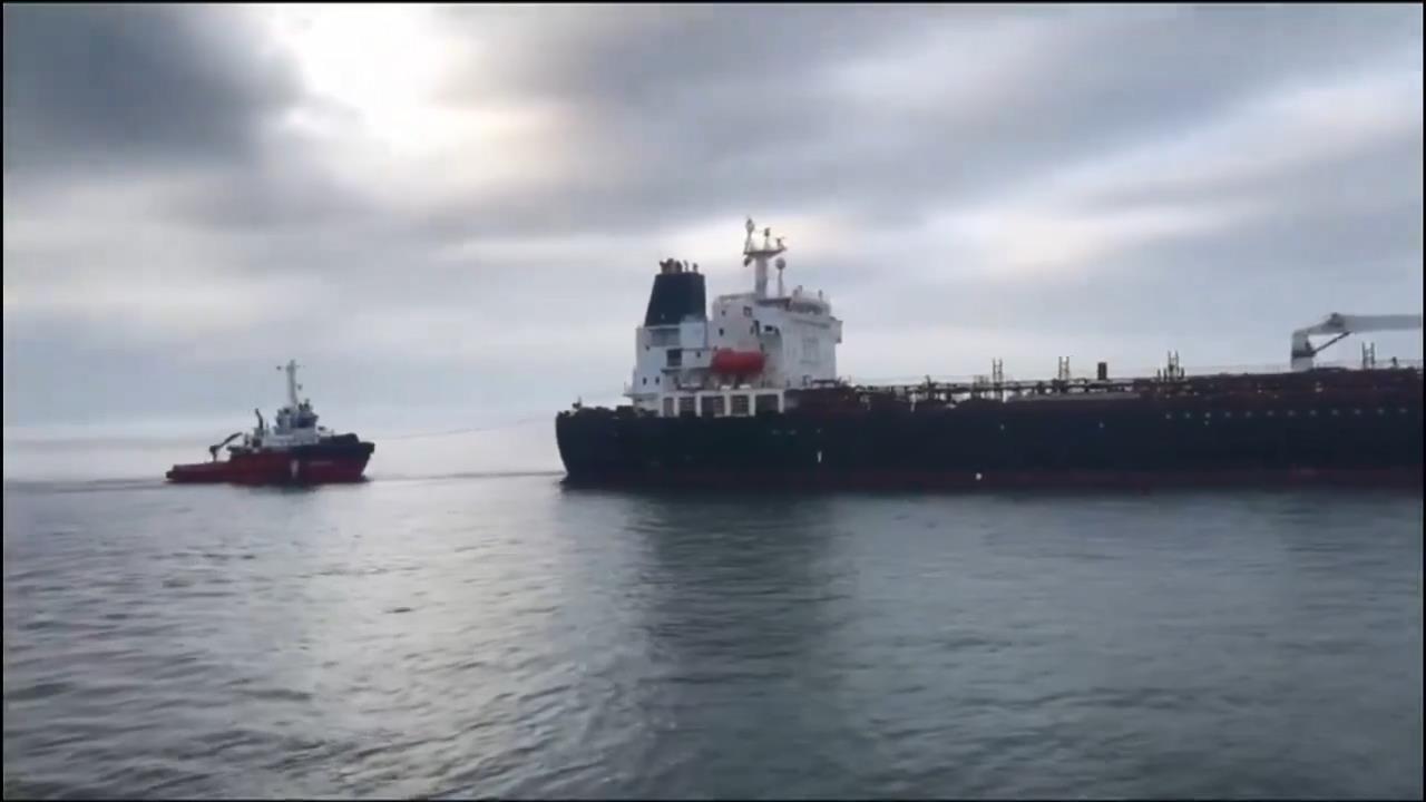 İstanbul boğazı tehlike atlattı: Petrol yüklü tanker karaya sürüklendi