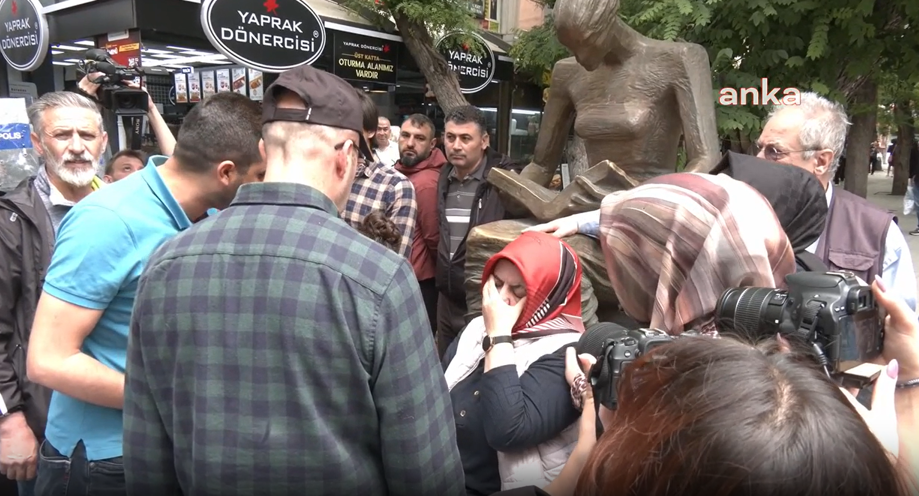 Polis depremzedelere ve basına müdahale etti; depremzede isyan etti