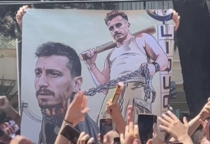 Galatasaray taraftarından Mert Hakan’a olay pankart