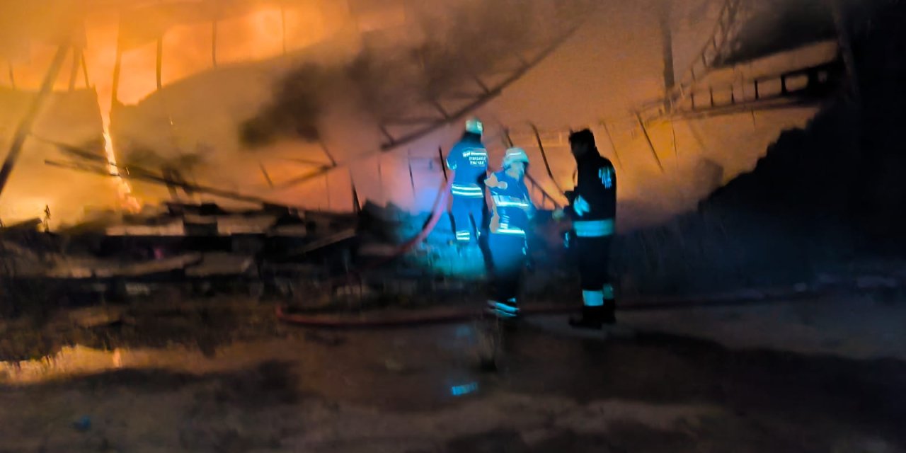 Yıldırım düşen depodaki yangın milyonlarca liraya mal oldu