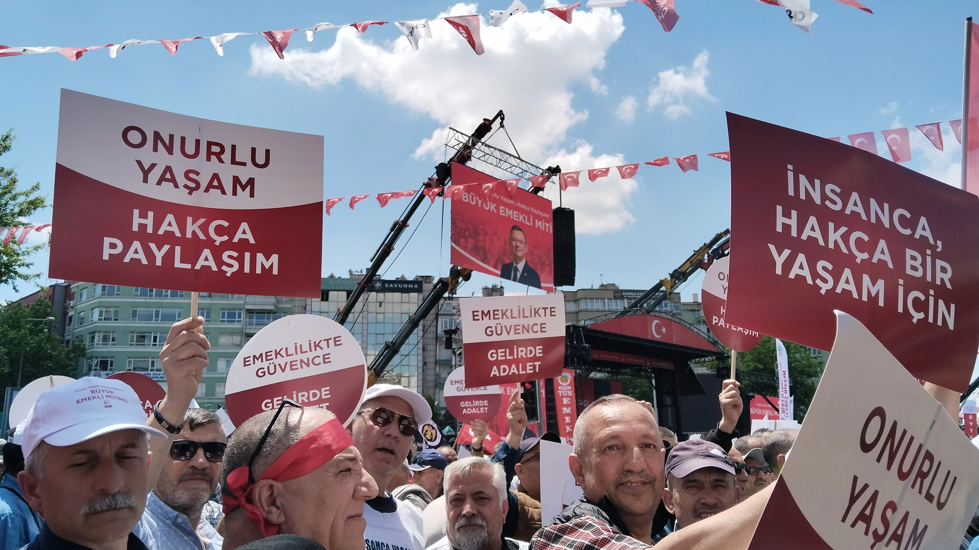 Binlerce emekli Ankara Tandoğan Meydanı'nda: Mutfakta yangın var, bıçak kemiğe dayandı