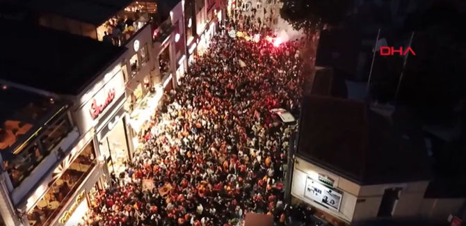 Galatasaray taraftarlarının Taksim'deki şampiyonluk sevinci havadan görüntülendi