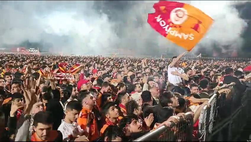 Şampiyon Galatasaray, Florya Metin Oktay Tesisleri'nde taraftarıyla buluştu