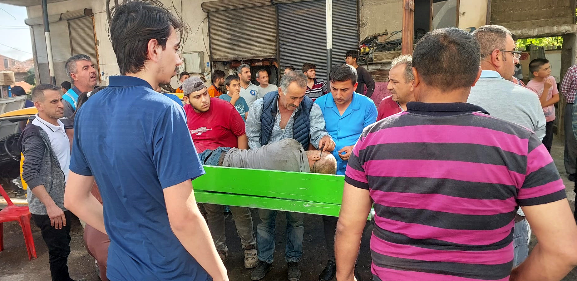 Ölmeden tabuta koydular: Yaralıyı tabutla hastaneye taşıdılar