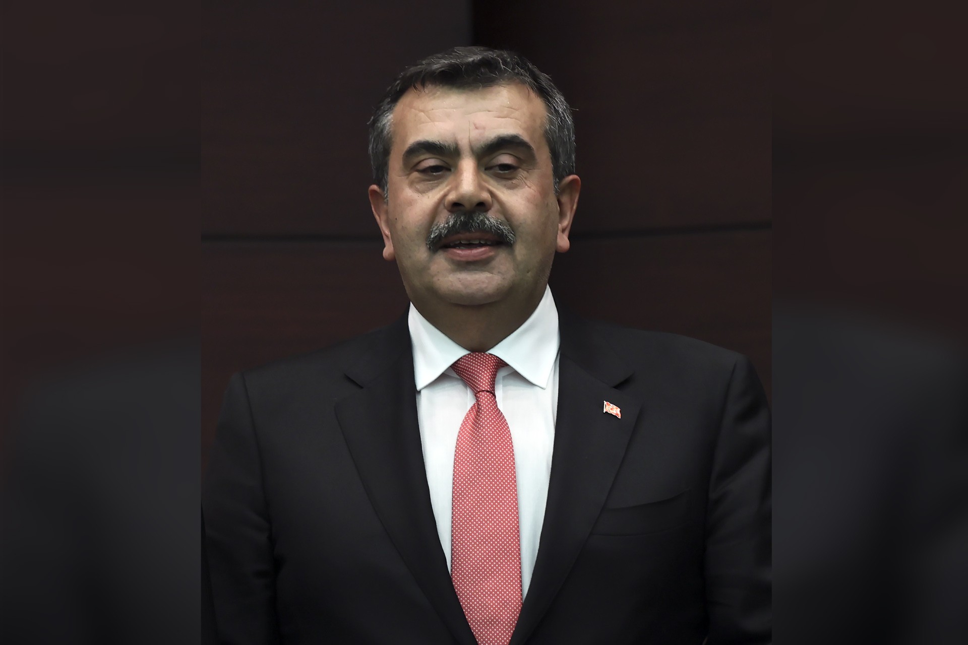 Tartışmalı yeni müfredat, Bakan Tekin'in onayından geçti