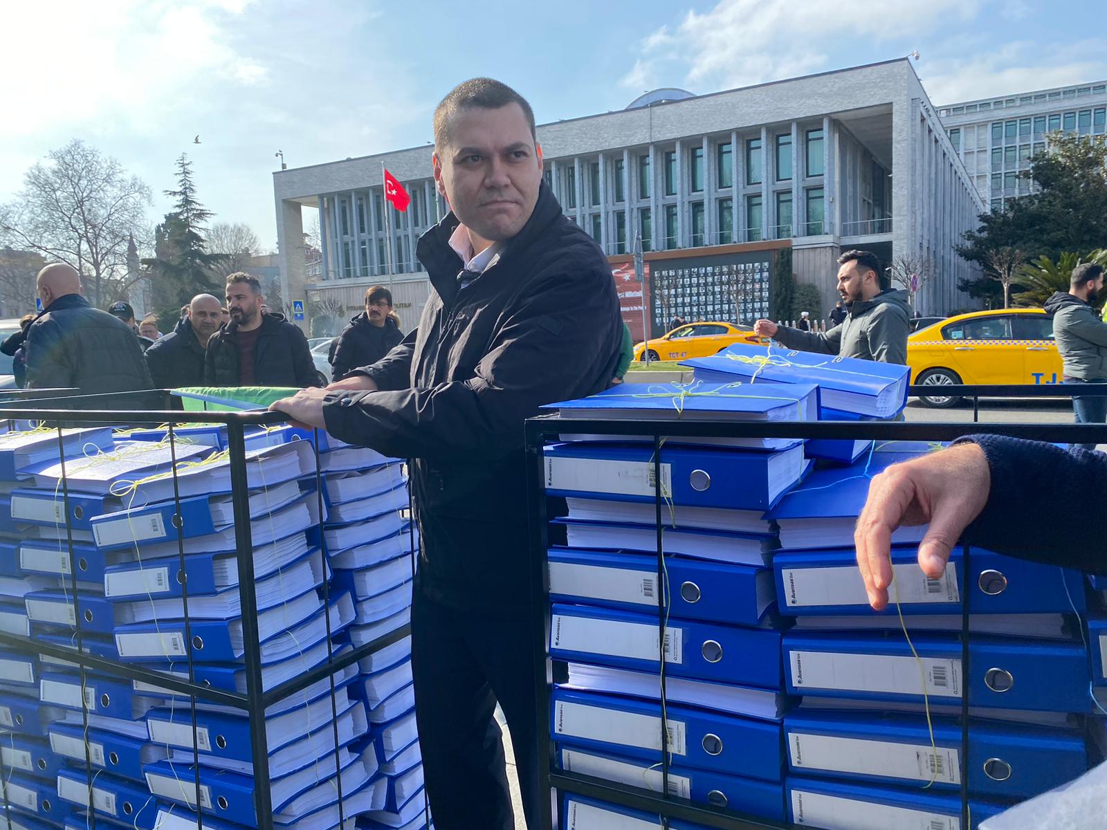 Martı kurucusu Öktem, Paylaşımlı Yolculuk Yönetmeliği için 376 bin dilekçeyi İBB’ye teslim etti