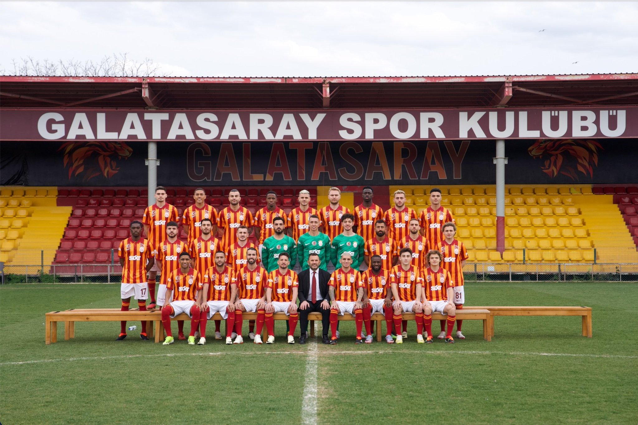 Galatasaray Futbol Takımı, şampiyonluk posteri çektirdi