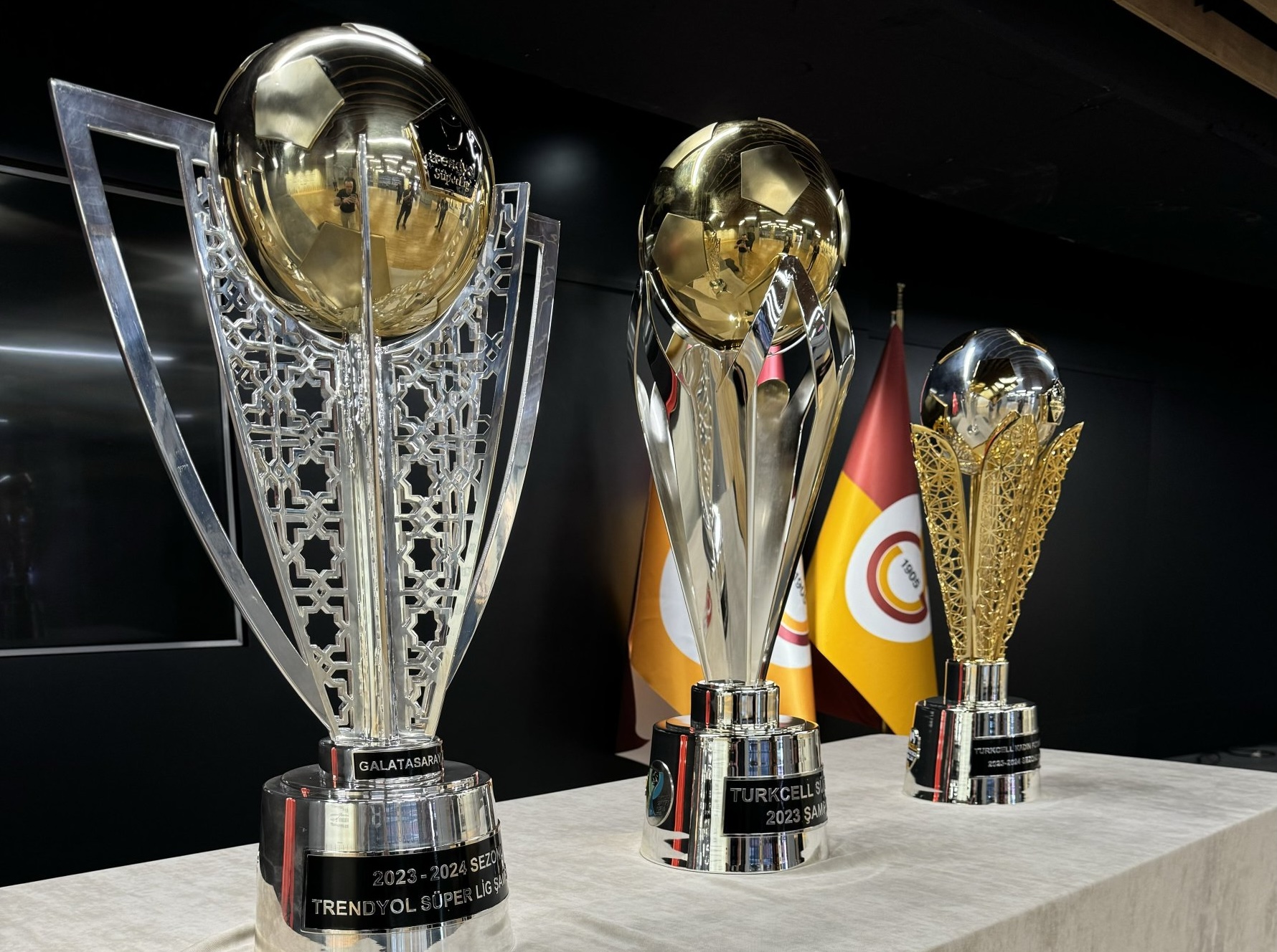 Galatasaray’dan Fenerbahçe’ye kupa göndermesi