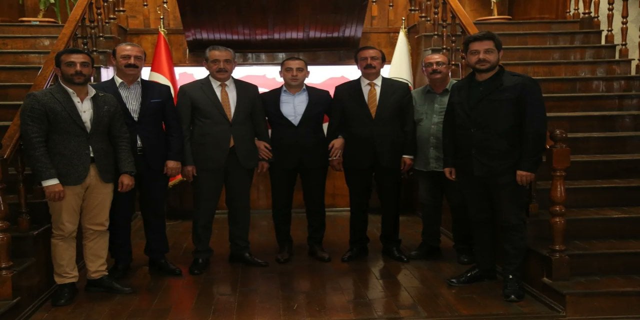 Siverek Kaymakamı, katillerle fotoğraf çekip "aşiretin ileri gelenleri" diye paylaştı