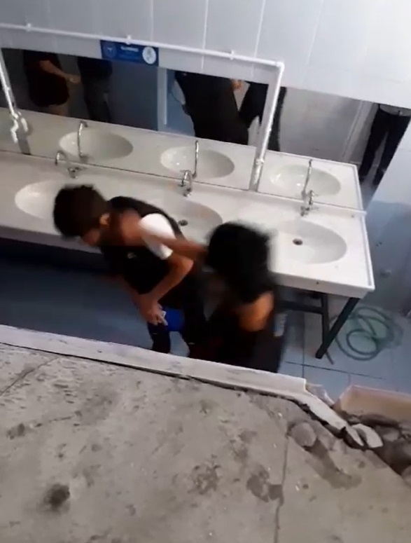 Ortaokul öğrencisi 3 erkek çocuk, arkadaşlarını dövüp videosunu çekti