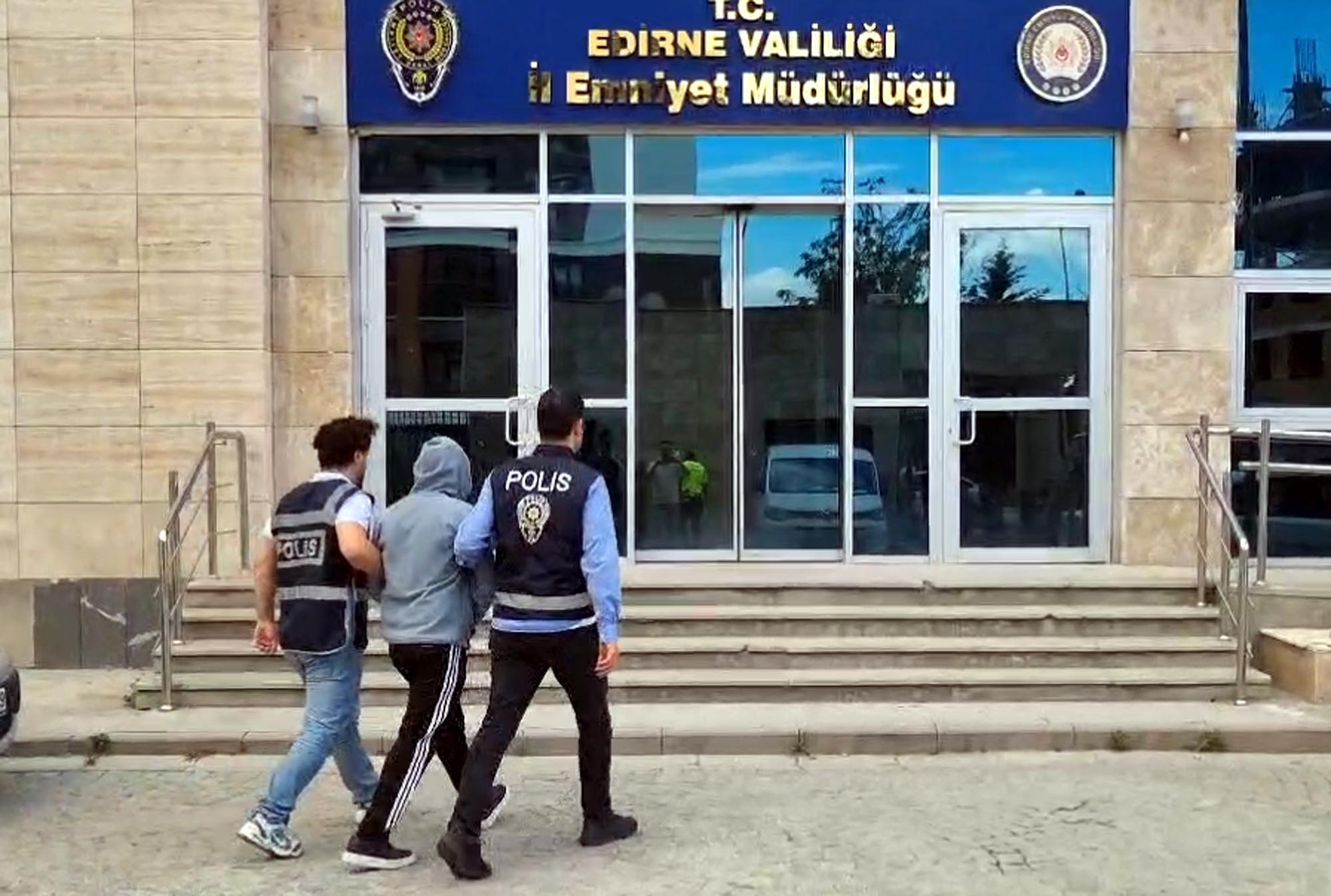 Edirne'de yurt dışına kaçma hazırlığındaki biri FETÖ hükümlüsü, 4 kişi yakalandı