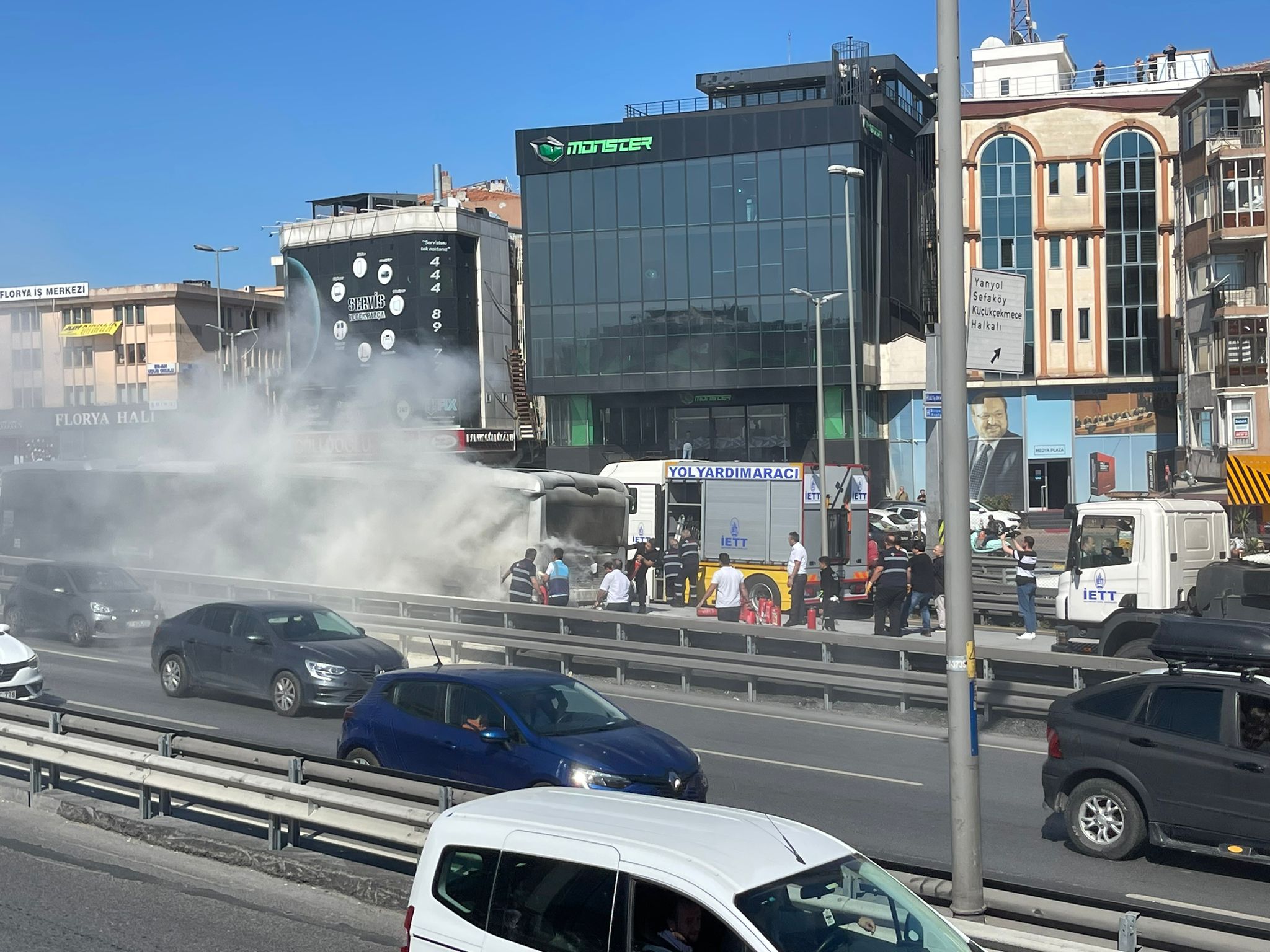 Küçükçekmece'de metrobüs yangını!