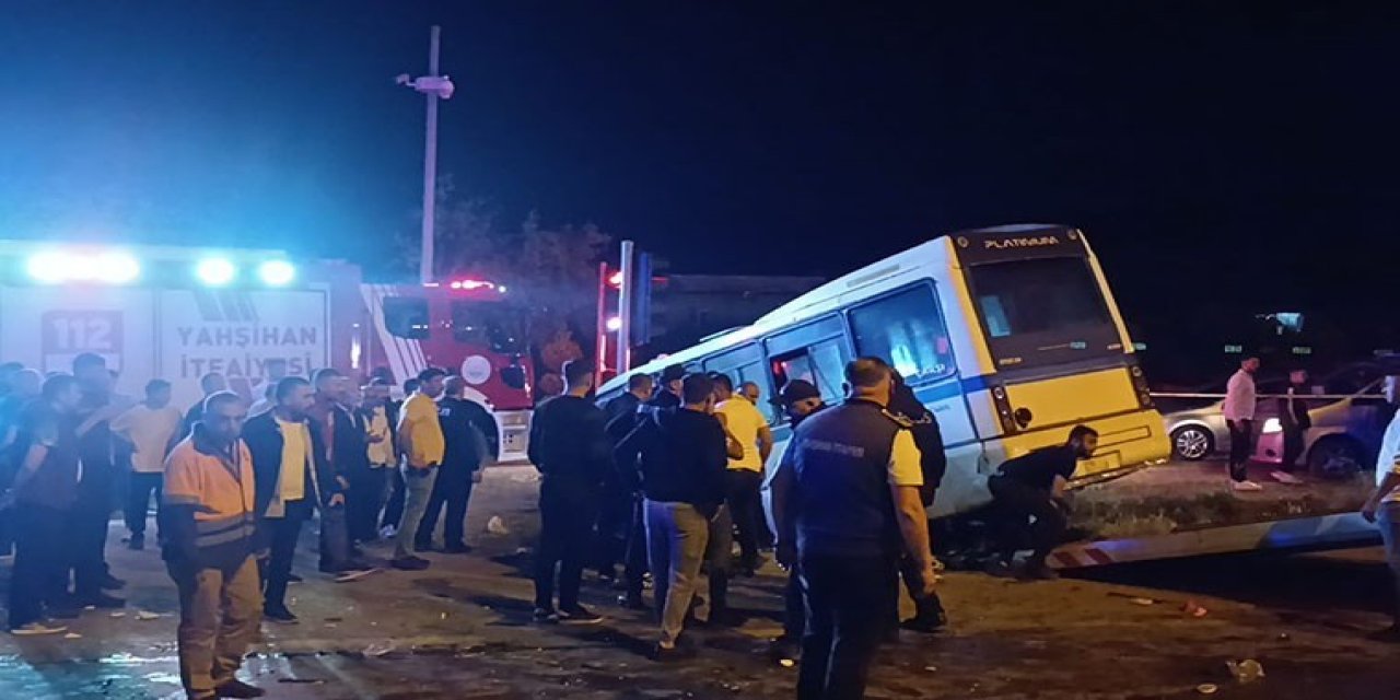 Kırıkkale’de yolcu minibüsü ile otomobil kafa kafaya çarpıştı: 22 yaralı