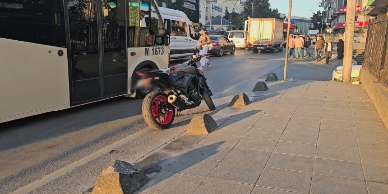 Motosikletiyle bir aracı kurşunlayan kişi kameralara yakalandı