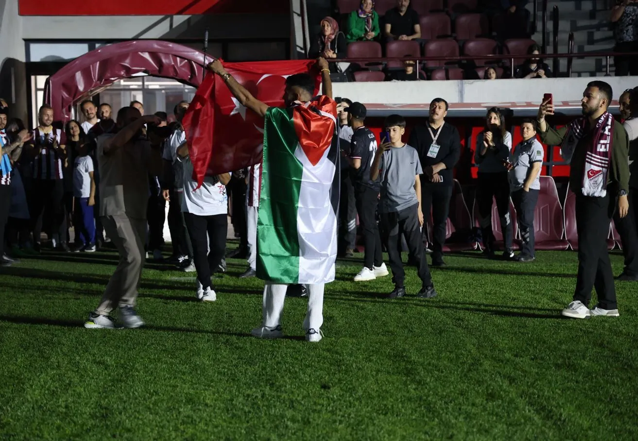 Elazığspor şampiyonluğunu kutladı, futbolcular Filistin bayrağı açtı