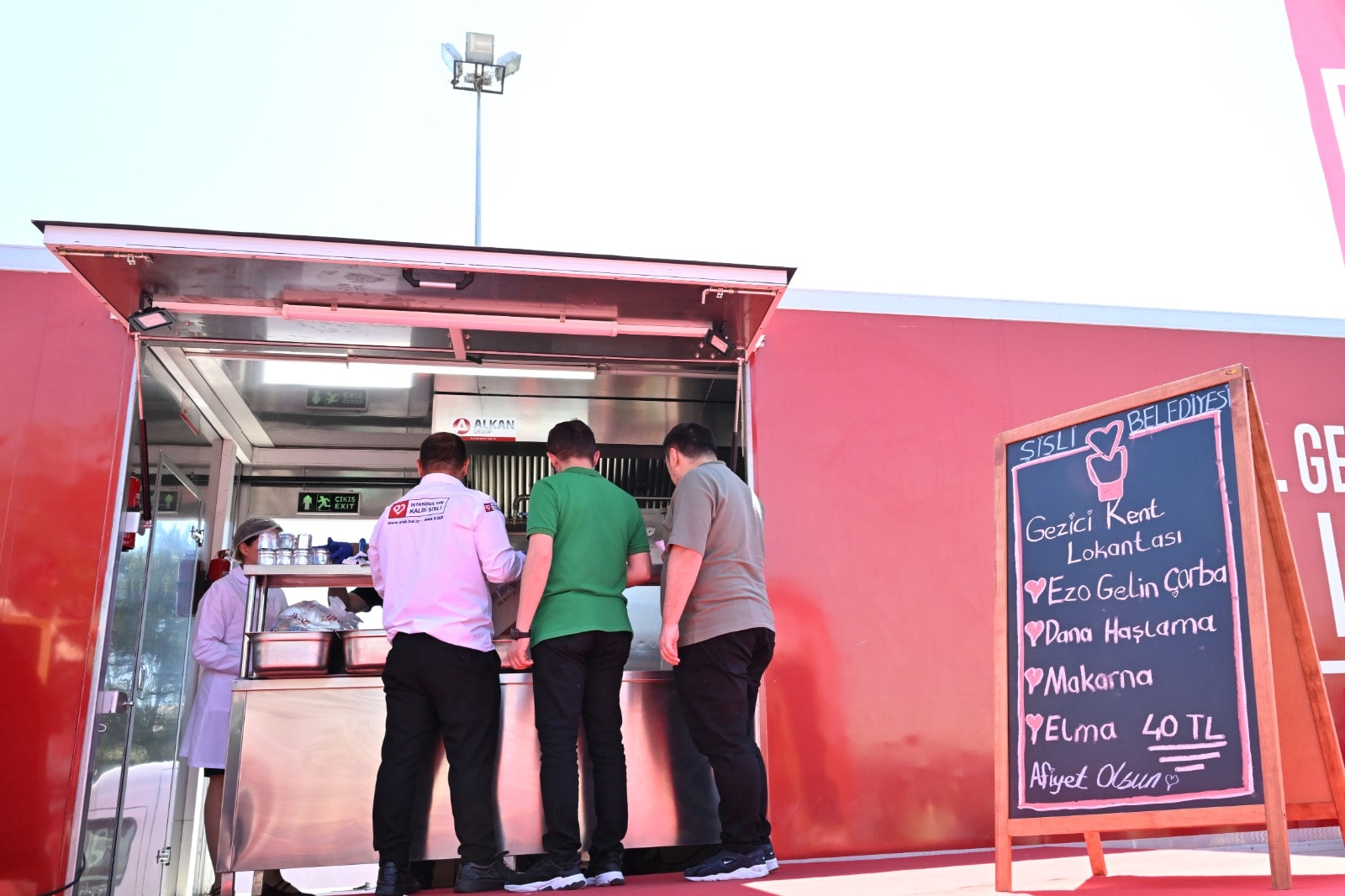 AKP'li üye cebindeki son kuruşla  “Gezici Kent Lokantası” kuyruğuna girdi: İyi yapılan işleri tebrik etmek lazım