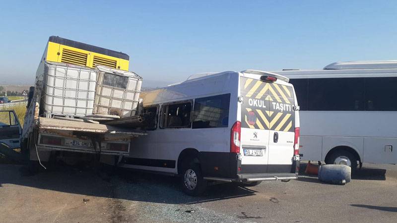 Kamyonet işçi servisine çarptı: 17 kişi yaralandı